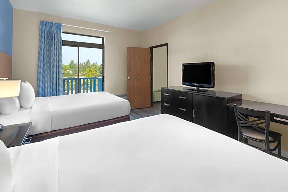 Days Inn by Wyndham Mackinaw City/Bridge