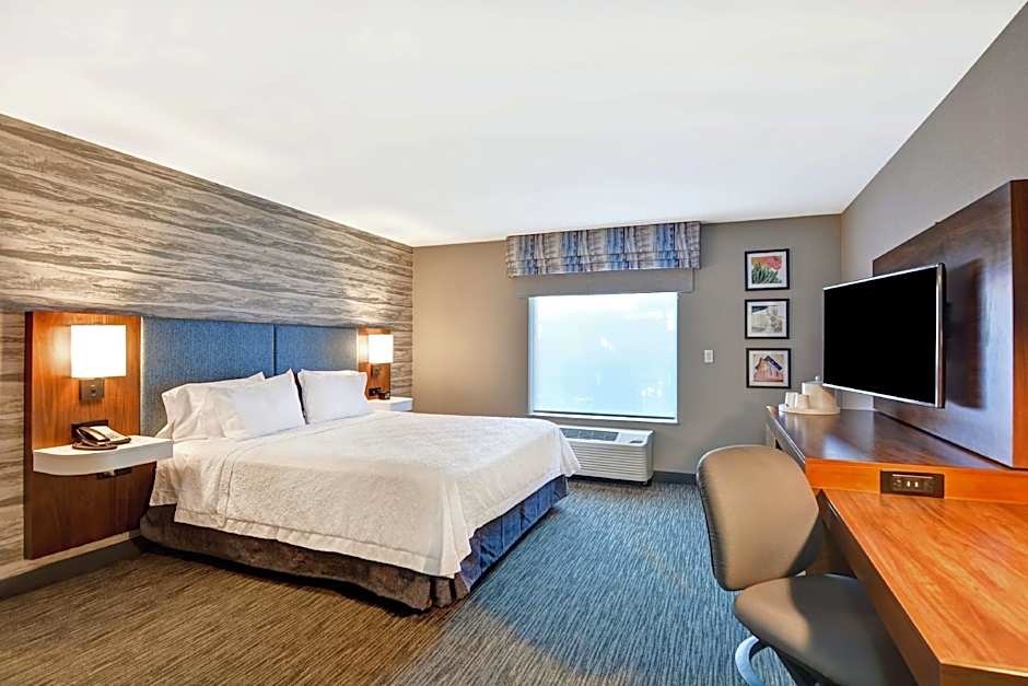 Foto 1 von 5 von 1 King Bed, Mobility Accessible, Roll in Shower