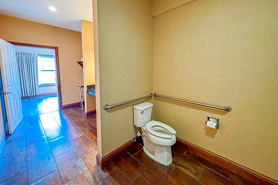 Days Inn by Wyndham Mackinaw City - Lakeview