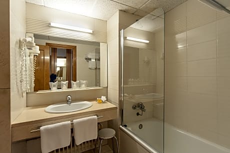 DOUBLE ROOM (2 ADULTS)