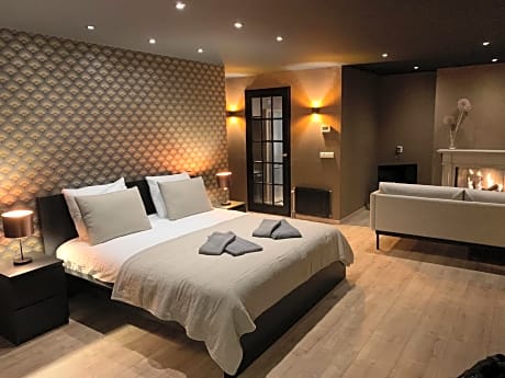 Deluxe Suite with Spa Bath