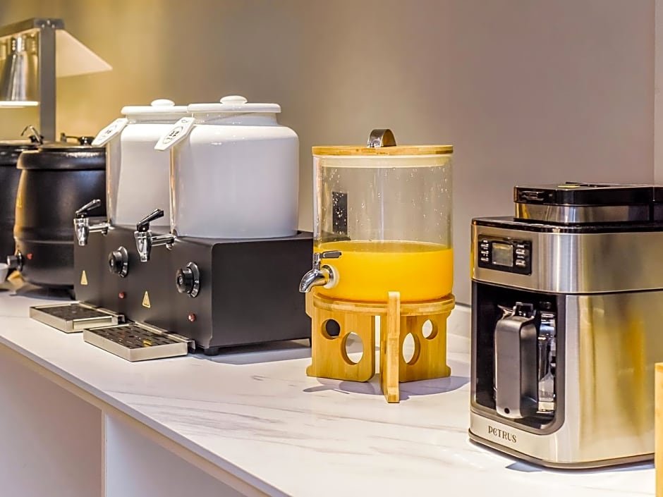 Boman Hotel Maoming High-speed ​​Railway Station South Aiqinghai Shopping Park