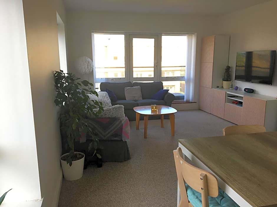 Central Spacious 3 Bedroom Apartment With Parking