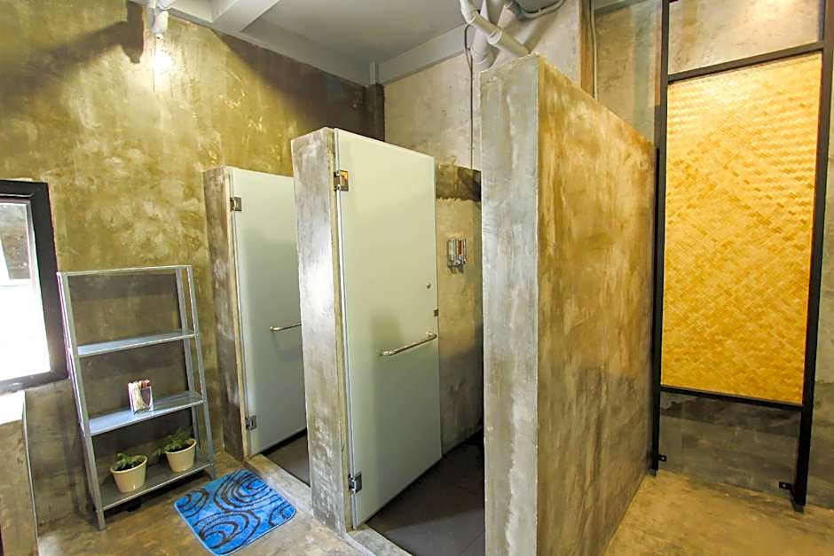 Thonglor travellers' hostel and cafe'