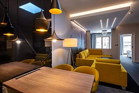 Deluxe One-Bedroom Apartment