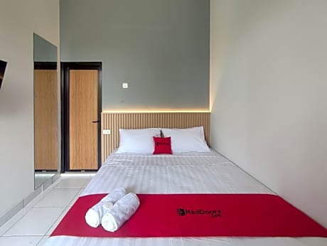 RedDoorz Near Simpang Lima Semarang