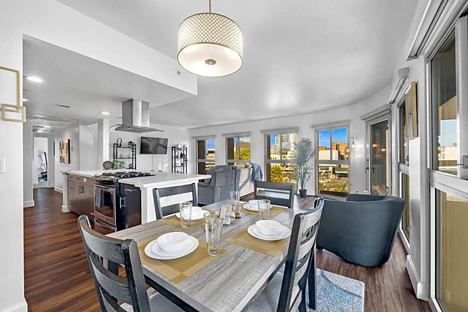Modern Luxury 2 Bed with Panoramic City Views in Downtown LA