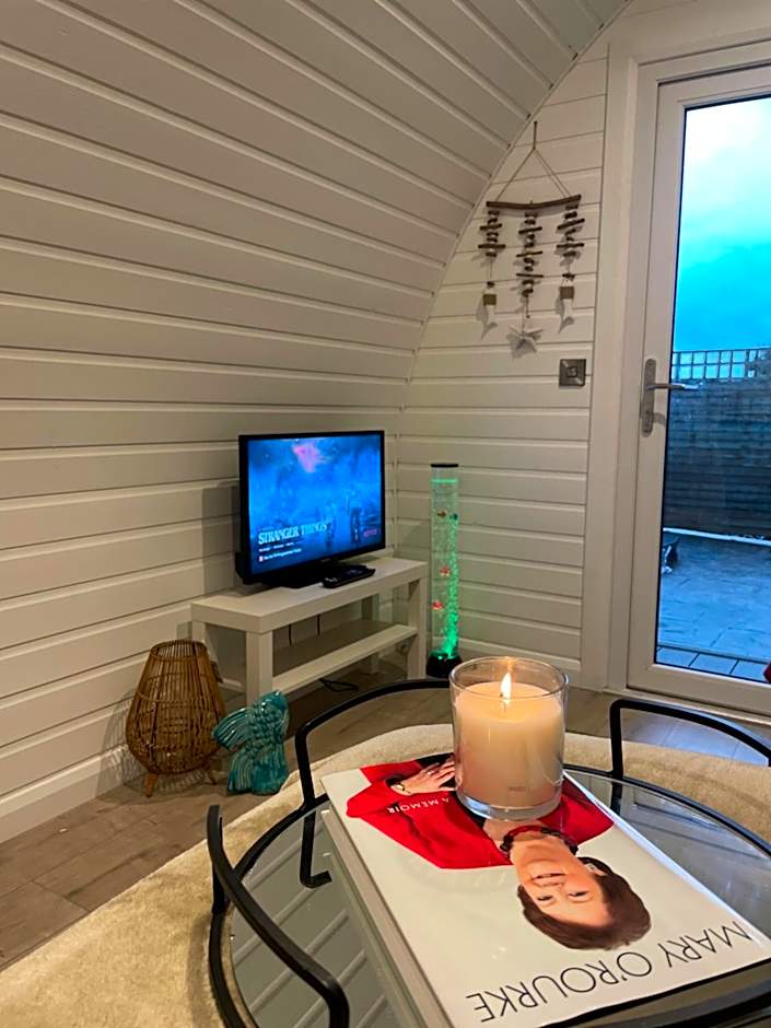 Paddock Pod - Sleeps 4 & Roofed Over Private Hot Tub & NEW SAUNA