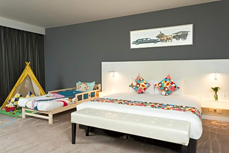 Family Room with three breakfast