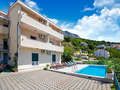 Charming Seaside Apartment