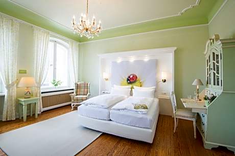 Deluxe Double Room with Shower "Prinz Himmelblau"