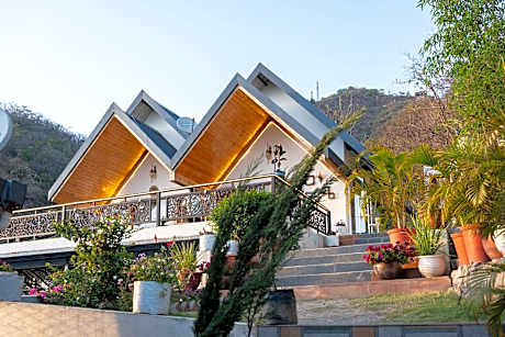 The Bougainvillea Retreat - A Luxury Private Pool Villa in Dehradun