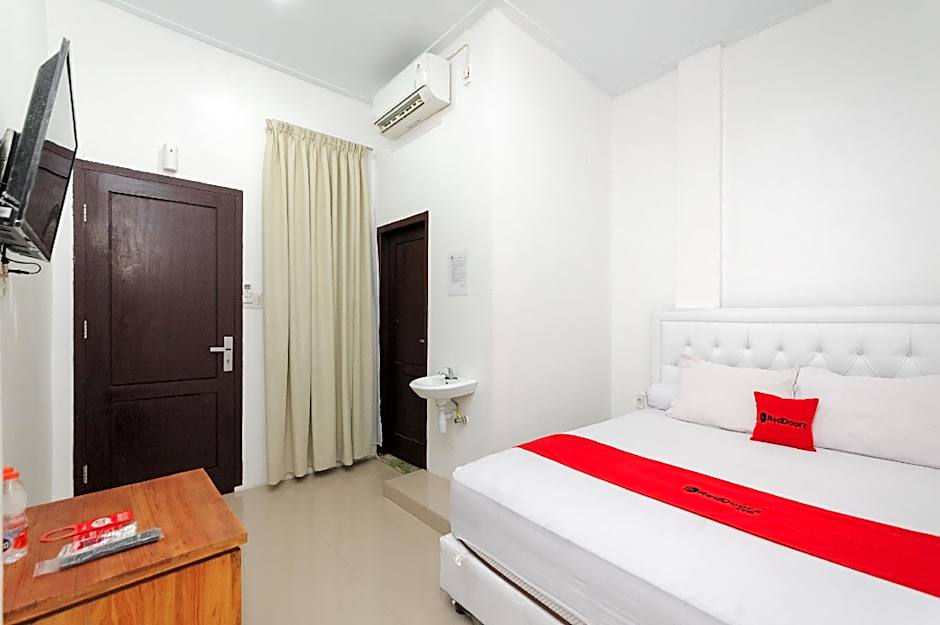RedDoorz Syariah near Pelabuhan Ulee Lheue Banda Aceh