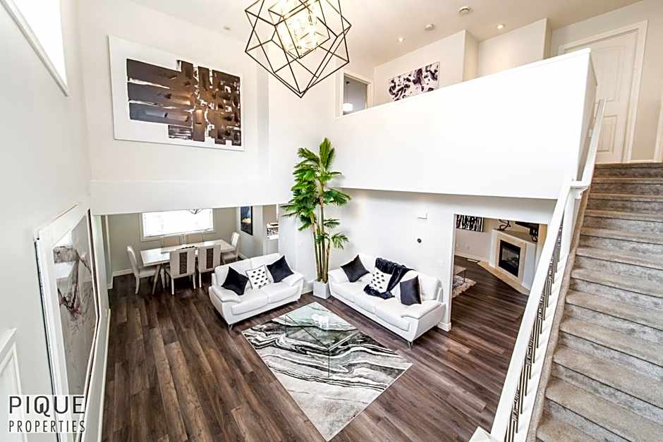 LUXURIOUS 6 Bed Home I Fireplace I near Sports Park I with Double Garage & Fast WiFi!