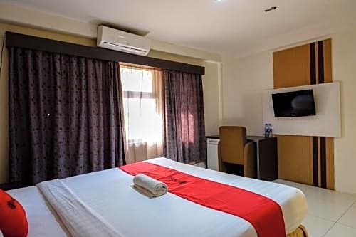 RedDoorz Plus near Hotel Benua Kendari