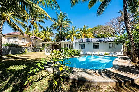 Cosy private bungalow pool 5 mins to beach