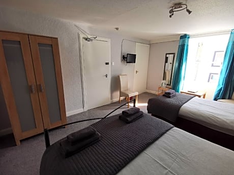 Family room-Basic-Ensuite with Shower-Street View-Room 1