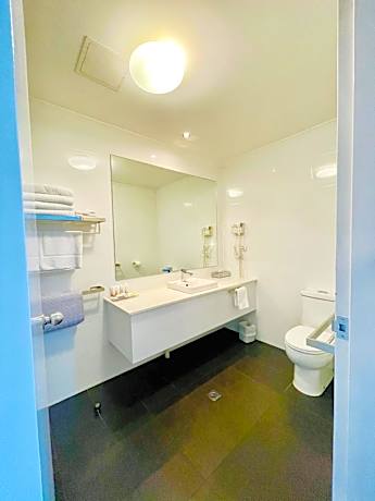 Deluxe Queen Studio with Kitchenette, Ground Floor – Nonsmoking