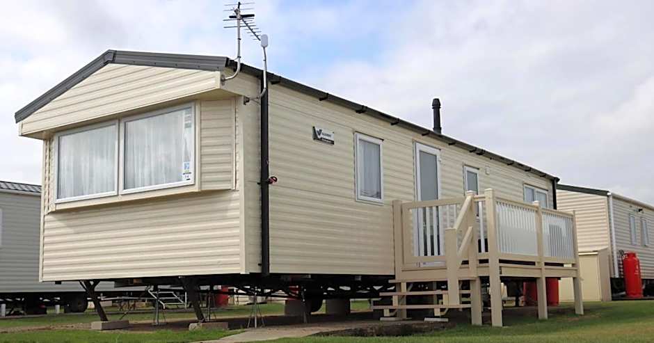 Chic, spacious & fun coastal retreat - family friendly - 3 min walk to beach