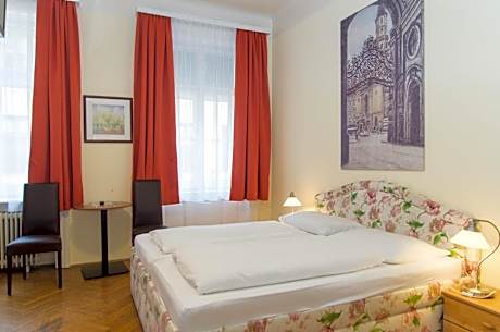 Family Room with Private Bathroom (4 People)