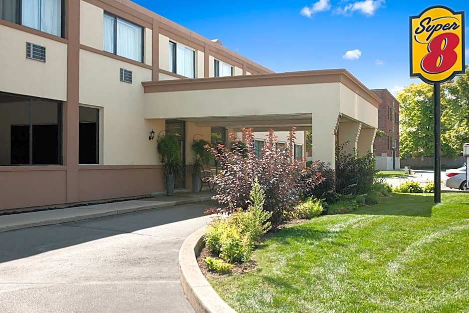 Super 8 by Wyndham Sarnia ON