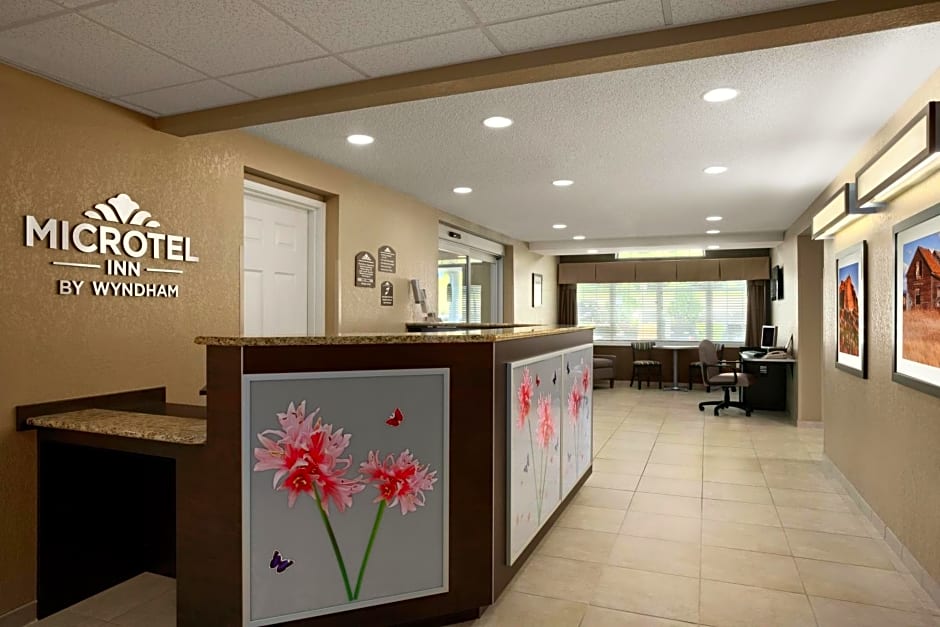 Microtel Inn & Suites by Wyndham Mineral Wells/Parkersburg