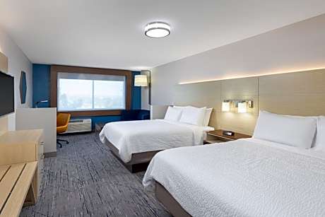 Standard Queen Room with Two Queen Beds and Mobility Accessible Tub