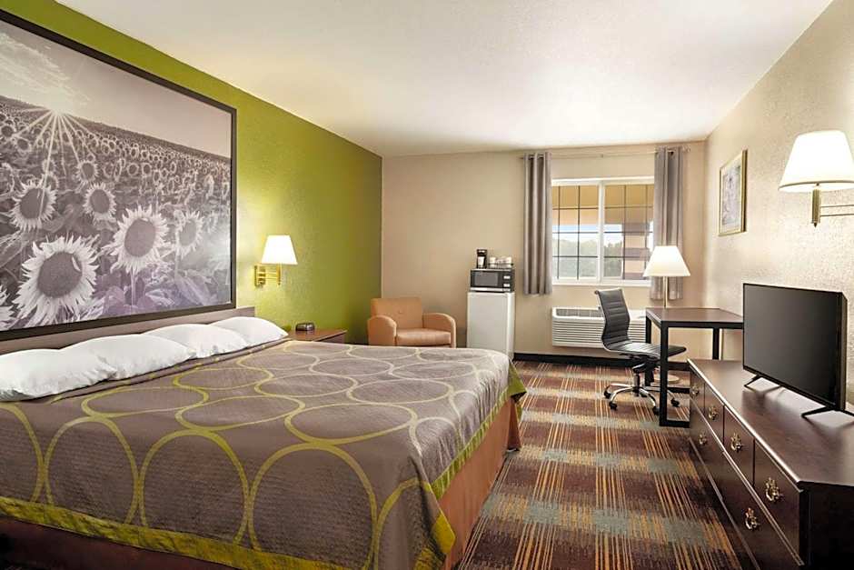 Super 8 by Wyndham Holton