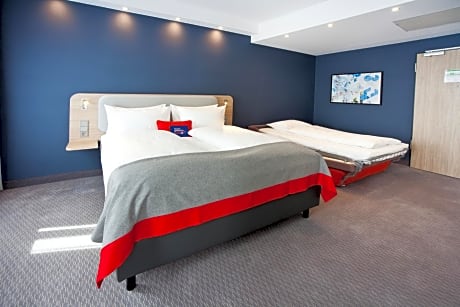 Standard Queen Room with Single Sofa Bed