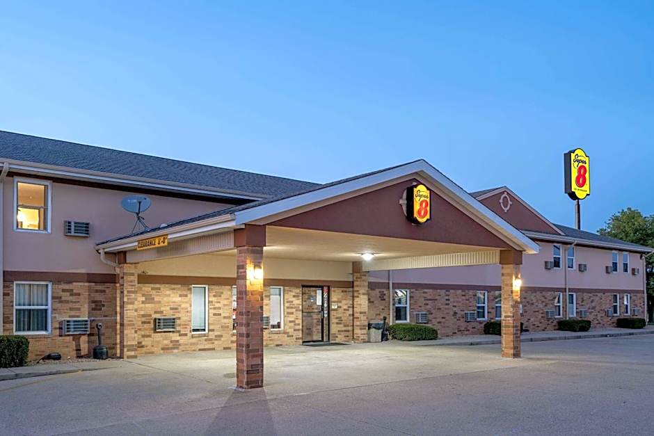 Photo 1 of 44 of Super 8 by Wyndham Mattoon