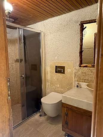 Standard Quadruple Cave Room (No Window)