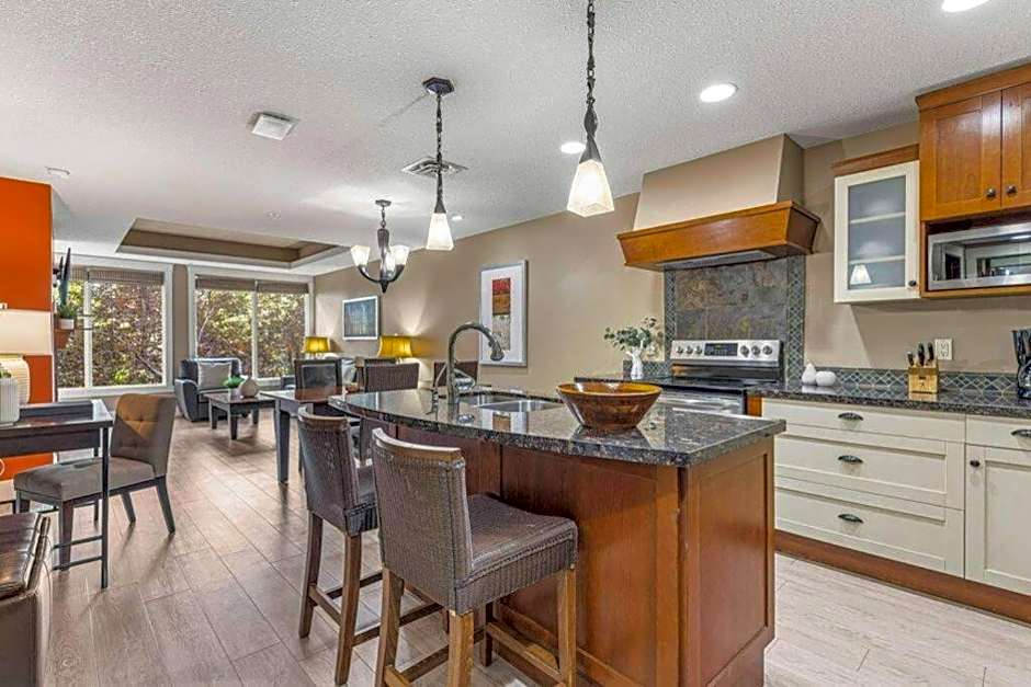 Gorgeous Mountain Condo - Hot Tub & Pool managed by Little Sister Getaways