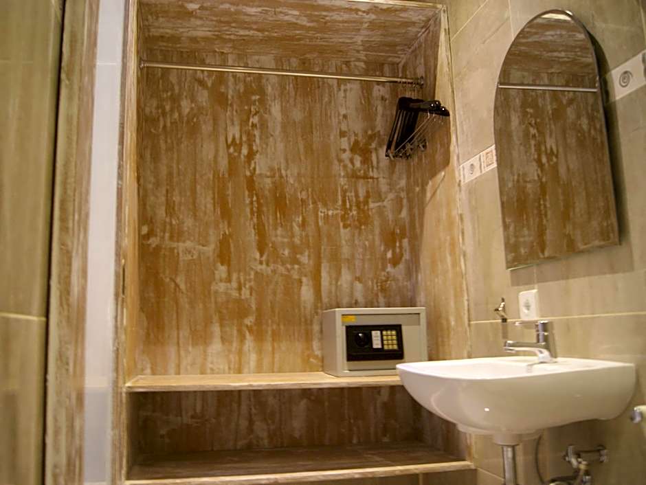 Sugiras Living Guest House