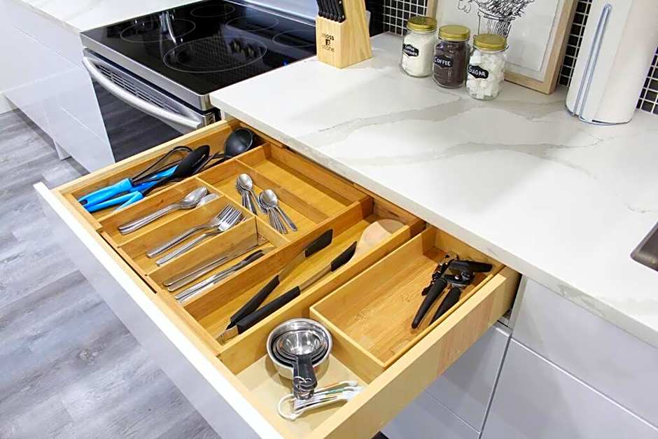 Executive Bsmt Suite, King Bed, 5 min to DT & Whyte Ave, Sleeps 6!