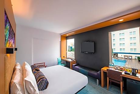 Splash Room,1 King,Pool view - Bundled Inclusions