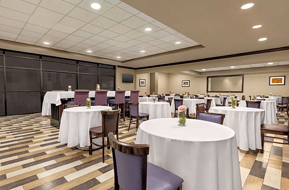 IBAN Dallas Park Central Hotel, Trademark by Wyndham