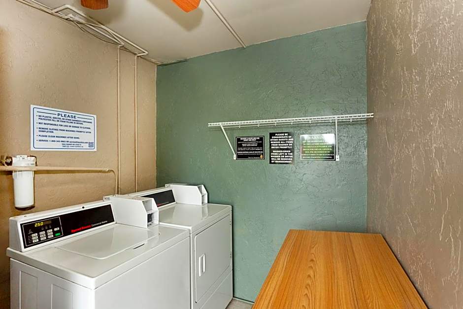 Super 8 by Wyndham Bradenton Sarasota Area