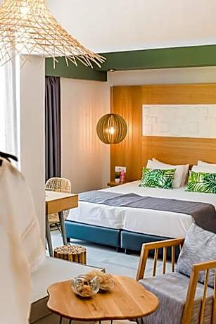 Junior Suite with Pool View