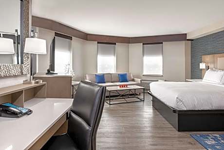 Deluxe King Room - Non-Smoking