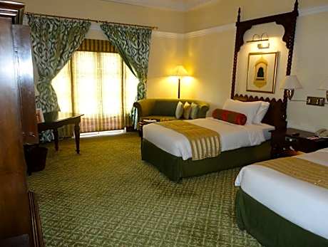 06Luxury Room Garden View Twin Bed