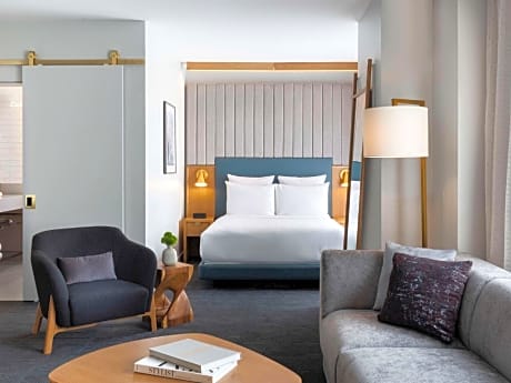 Deluxe Queen Suite