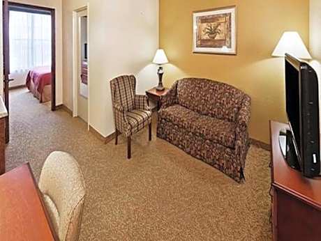 One-Bedroom King Suite - Non-Smoking