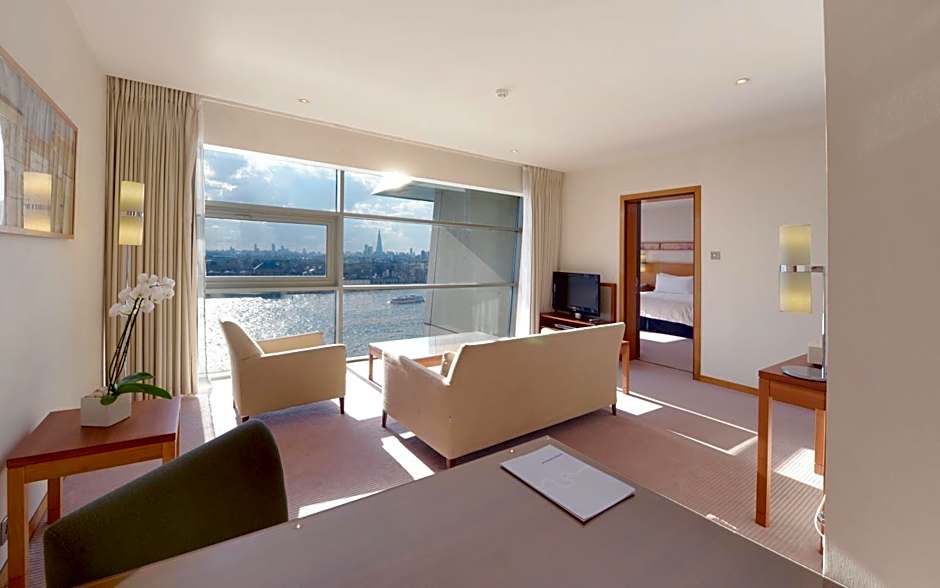 Canary Riverside Plaza Hotel