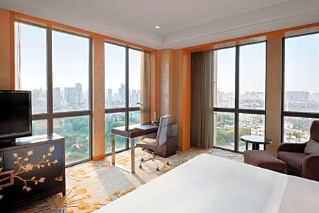 Club level, Guest room, 1 King, City view, High floor