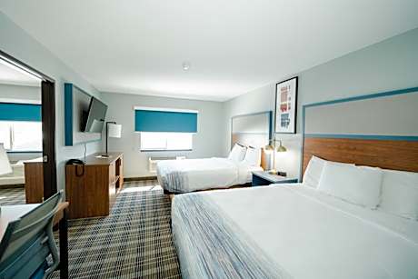 Queen Suite with Two Queen and One King Beds - Non-Smoking