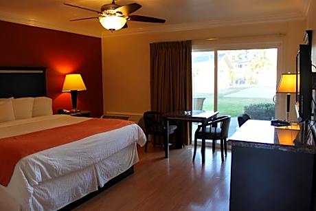 King Room with Patio - Non-Smoking