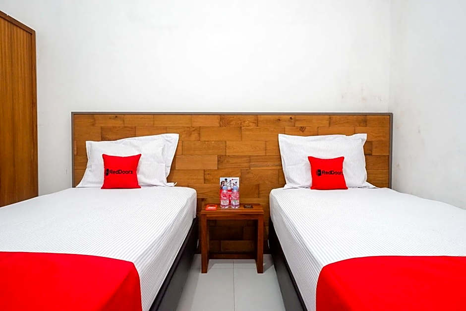 RedDoorz near XT Square 4