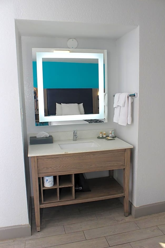 La Quinta Inn & Suites by Wyndham Oceanfront Daytona Beach