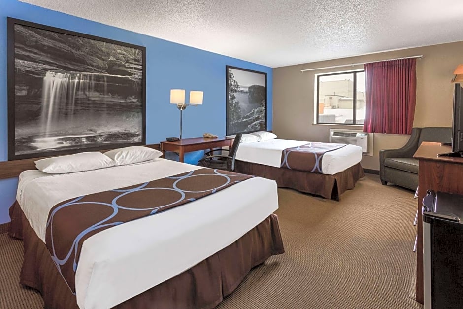 Super 8 by Wyndham Dubuque