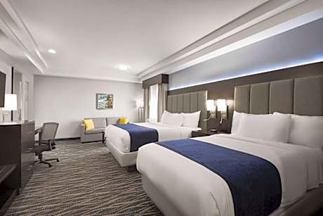 1 King & 1 Full Bed Suite with Full Kitchen - Non-Smoking